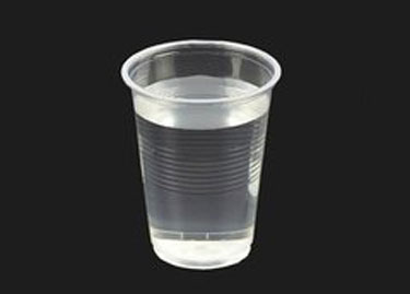 该选用什么材质的塑料杯装热水？
